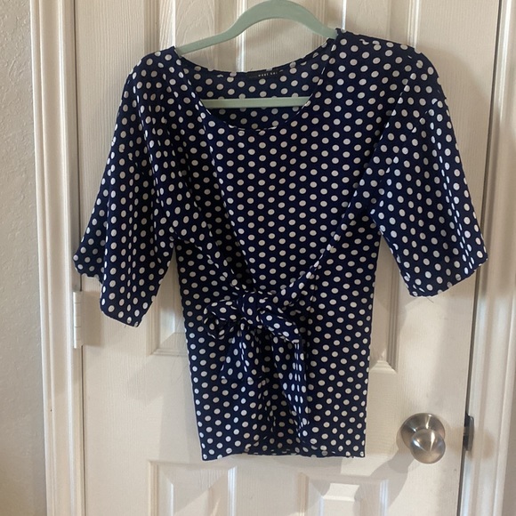 West Kei Blue/white polka dot front tie blouse. Never worn, no tag. Size M - Picture 5 of 7